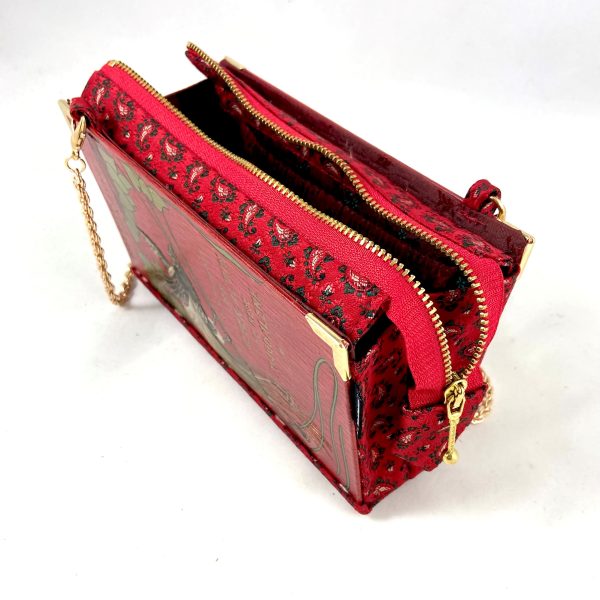 Tasche/Clutch aus einem kleinen Büchlein der Serie "Moderne Bibliothek" in rot, am Cover ein großer prächtiger Vogel, schön geprägtes Cover mit Titel "Der Über-Alvin" und " Die neue Magdalene", kombiniert mit einer roten Trachtenkrawatte passend zum Cover.