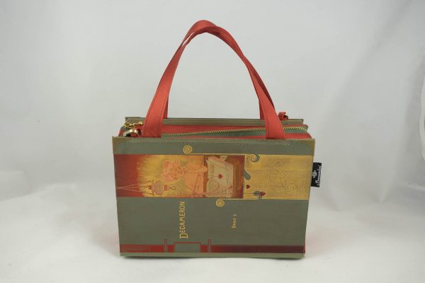 Tasche aus einem Buch von Boccaccio's Decameron im grauen Cover mit eine Dame drauf, die ein Herz über einem Buch baumeln läasst. Goldelemente und dunkelorange, kombiniert mit einer dunkelorangen Krawatte