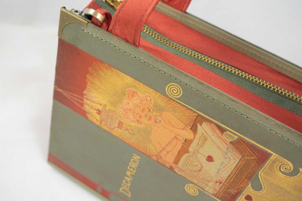 Tasche aus einem Buch von Boccaccio's Decameron im grauen Cover mit eine Dame drauf, die ein Herz über einem Buch baumeln läasst. Goldelemente und dunkelorange, kombiniert mit einer dunkelorangen Krawatte