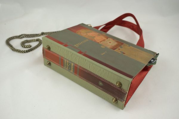Tasche aus einem Buch von Boccaccio's Decameron im grauen Cover mit eine Dame drauf, die ein Herz über einem Buch baumeln läasst. Goldelemente und dunkelorange, kombiniert mit einer dunkelorangen Krawatte