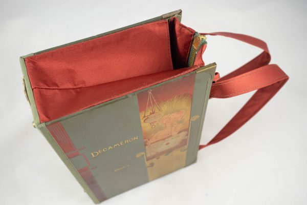 Tasche aus einem Buch von Boccaccio's Decameron im grauen Cover mit eine Dame drauf, die ein Herz über einem Buch baumeln läasst. Goldelemente und dunkelorange, kombiniert mit einer dunkelorangen Krawatte