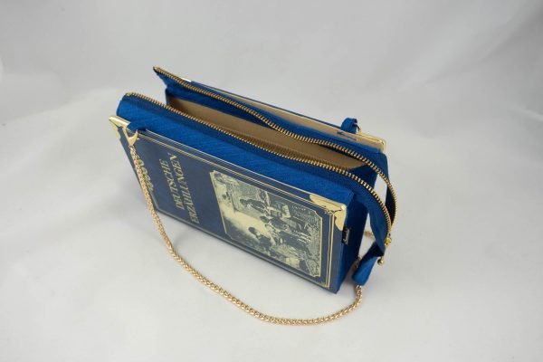 Tasche aus einem Buch "Deutsche Erzählungen" in Blau mit einem alten Bild am Cover, das eine Szene aus dem früheren Leben zeigt,kombiniert mit blauer Krawatte