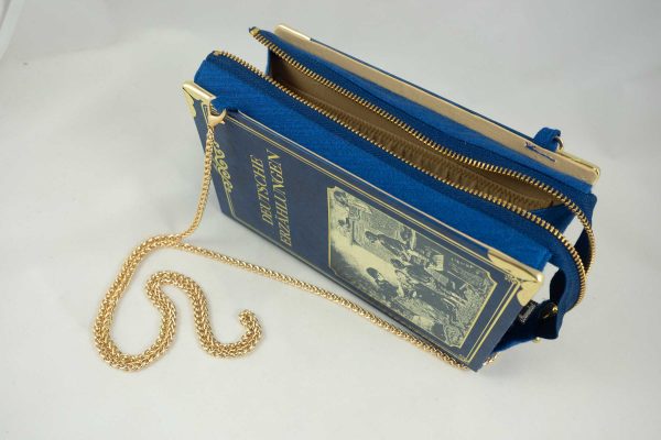 Tasche aus einem Buch "Deutsche Erzählungen" in Blau mit einem alten Bild am Cover, das eine Szene aus dem früheren Leben zeigt,kombiniert mit blauer Krawatte