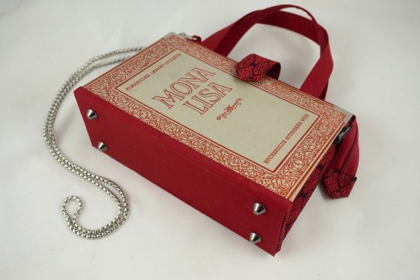 Tasche aus einem Buch "Mona Lisa" mit schönen roten Verzierungen rundum, kombiniert mit einer rot gemusterten Krawatte