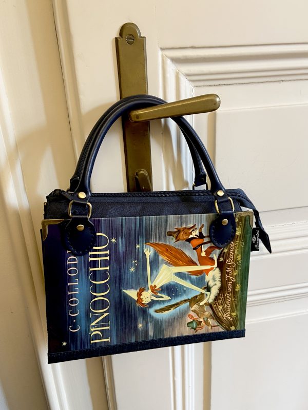 Tasche aus einem Pinocchio Kinderbuch in dunkelblau gehalten