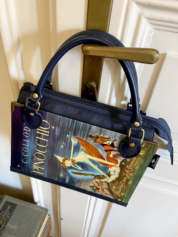 Tasche aus einem Pinocchio Kinderbuch in dunkelblau gehalten