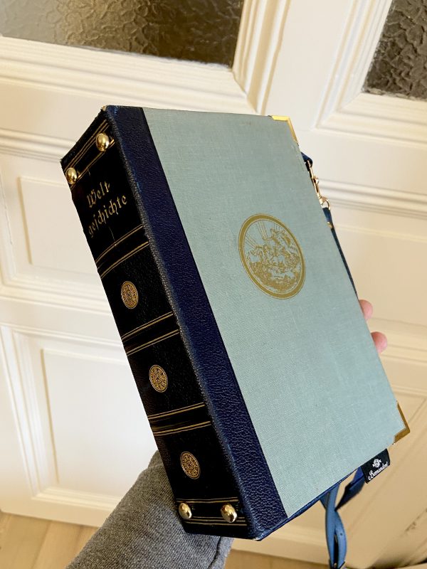 Tasche aus einem Weltgeschichte-Buch in Türkies/Dunkelblau gehalten